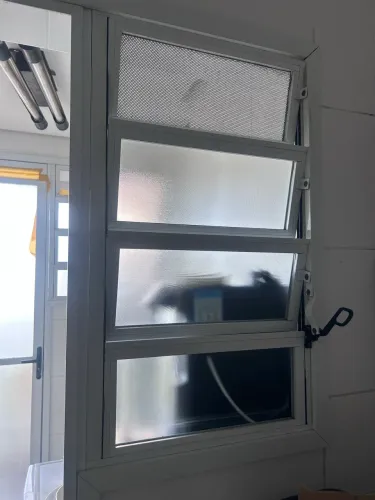 Porta aluminio e vidro fosco mais janela basculante