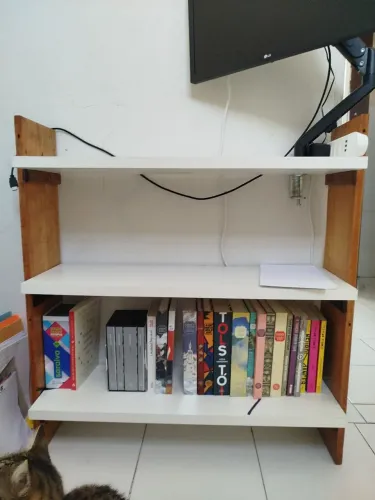 Estante para livros MDF e madeira