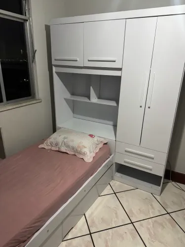 Beliche Multifuncional com Guarda-Roupa e Nichos
