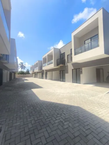 Alugo excelente casa em condomínio fechado na barra nova