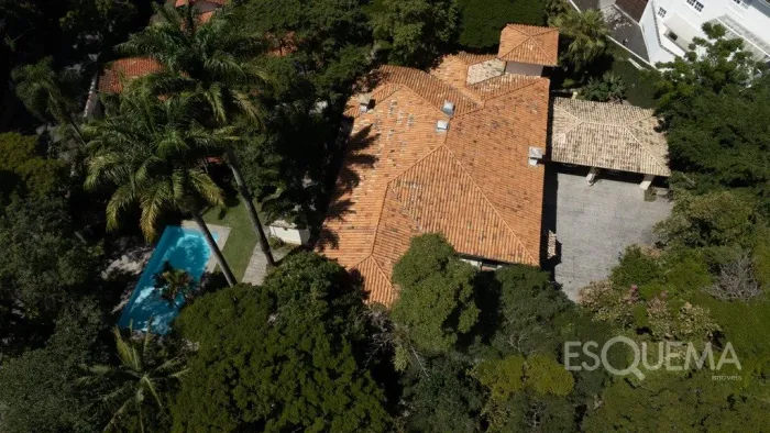 Casa clássica com jardim Burle Marx em terreno de 2.000 m²