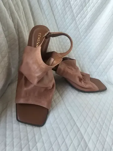 SANDALIA BICO QUADRADO- MODERNA ELEGANTE- NUNCA USADO