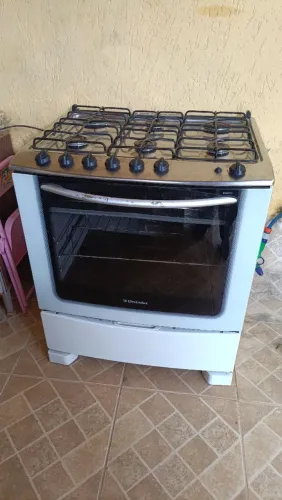 Vendo fogão Electrolux 6 bocas. Acendimento elétrico. 250  reais * !!!