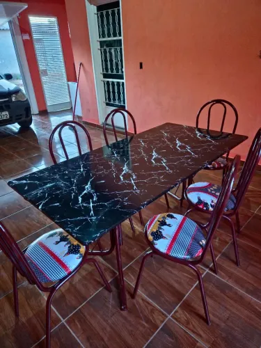 Mesa marmore grande 1,60 mts por 80 com 6 cadeiras
