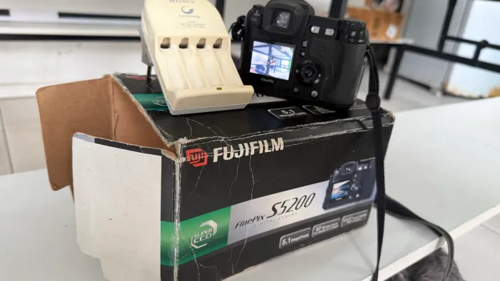 Máquina de Fotografia Fujifilm FinePix S5200 + 4 baterias recarregáveis.