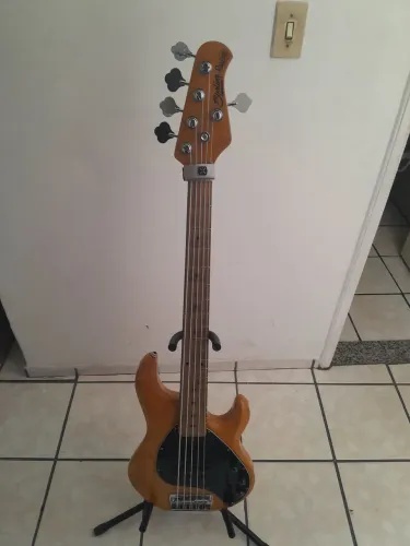 Contra baixo Sterling Ray35 Music Man