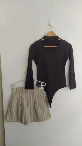 Body preto canelado com decote e short saia em visco linho listrado Tam M 