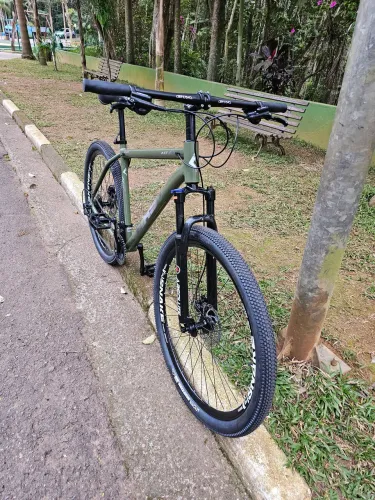 Bicicleta aro 29 quadro 21 k7 shimano , nova usada 5 vezes 