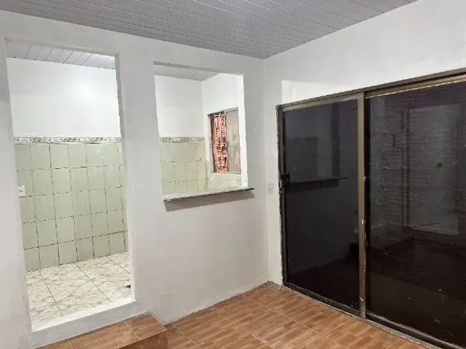 Casa 2 quartos (água, luz) incluso