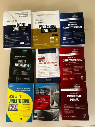 Vendo livros direito