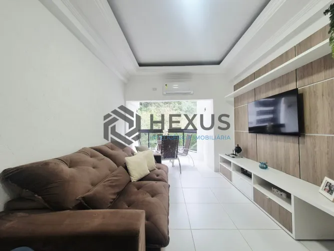 Apartamento com varanda e lazer nas Pitangueiras, Guarujá