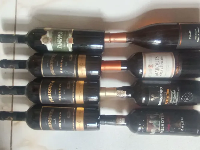 8 garrafas de vinho por 700 reais
