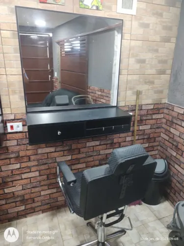 Kit cadeira, bancada e espelho para salão de barbearia