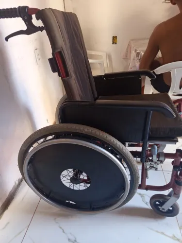 Cadeira de rodas bem flexível e em bom estado para vender logo!