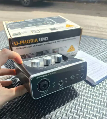 Interface de Áudio Behringer U-Phoria UM2 - Completa