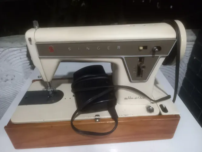Vendo máquina de costura raridade Singer ponto de ouro ótimo estado.