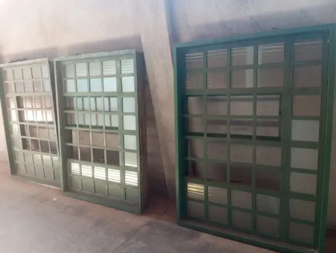 3 Janelas de Ferro com Vidro Usadas - Em ótimo estado