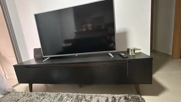 VENDO GUARDA ROUPA, HACK E TAPETE SEMINOVOS