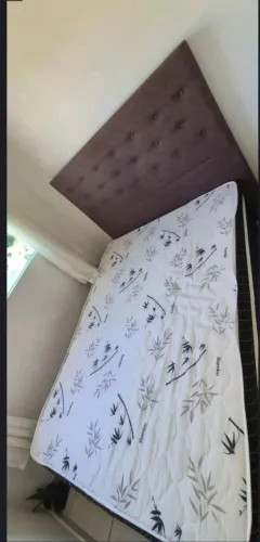 Cama e cabeceira 