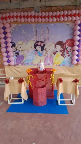 Painel retangular e bolo fake princesas 50 reais