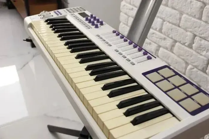 Controlador de Midi - Teclado - Carbon 49