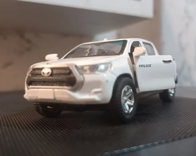 Miniatura Toyota Hilux Branca - Escala Colecionável