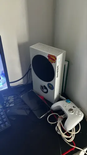 Xbox séries s com monitor e teclado