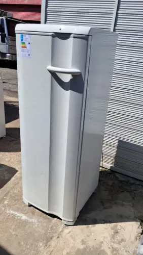 Freezer vertical em ótimo estado de uso 