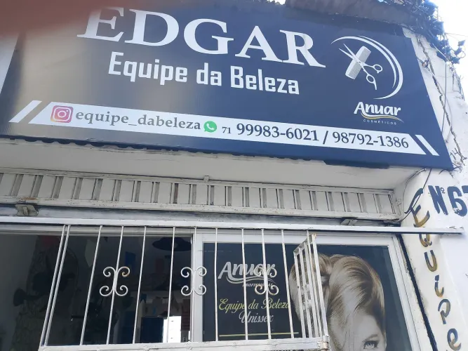 Salão precisa de cabeleireiro e cabeleireira