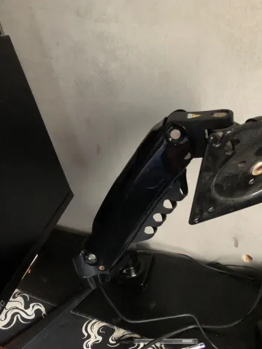 Braço articulado ELG para monitor - ótimo estado