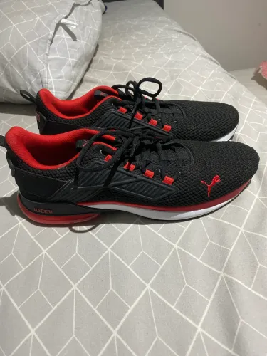 Tênis Puma Preto com Vermelho