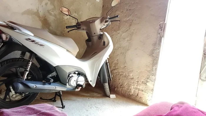 Moto nova em perfeito estado Tel: *15 só falta o dono troco em carro meu interesse