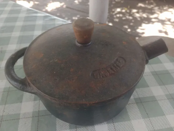 Panela de ferro com tampa