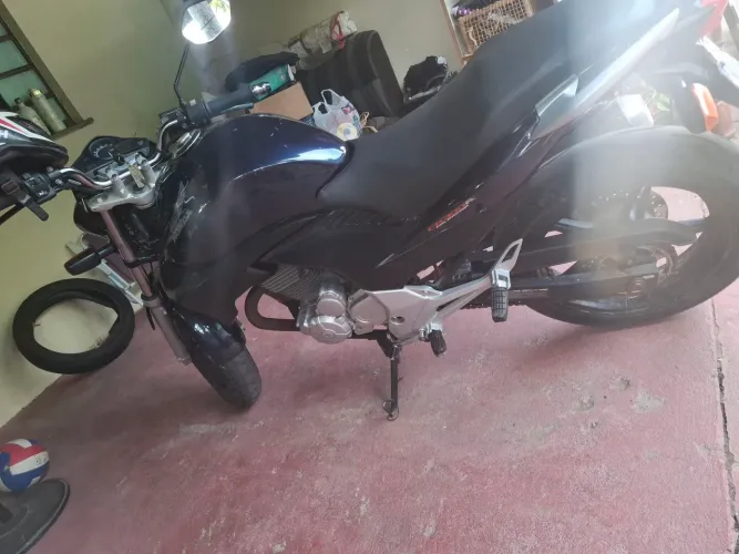 Vende-se essa linda moto CB 300