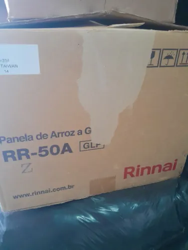 Panela de arroz de sushi nova na caixa zerada.