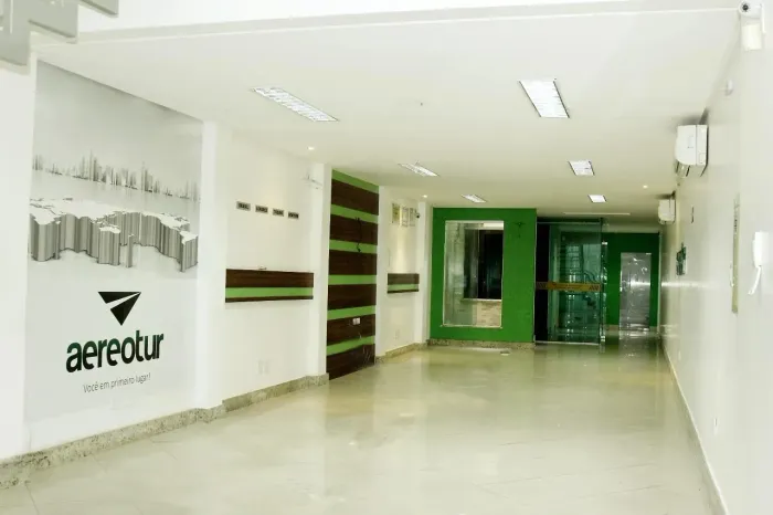 VENDA: Prédio Comercial 2 Pavimentos 6 Salas Prontas e Localização Prime Próximo à Praça