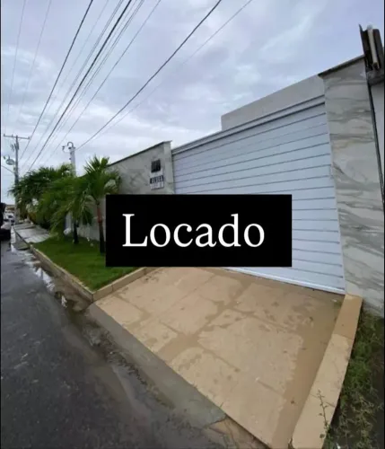 Casa térrea disponível para locação anual/mês R$ 3.500 , Diária R$ 800,00 Localizada no co
