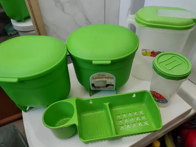 Vendo: Kit de 1 Jarra, 1 copo,  2 lixeiras 1 porta detergente 20,00 reais 