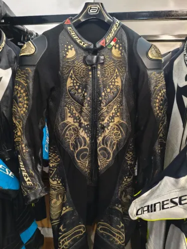 Macacão Dainese 50 tatoo Valentino rossu 