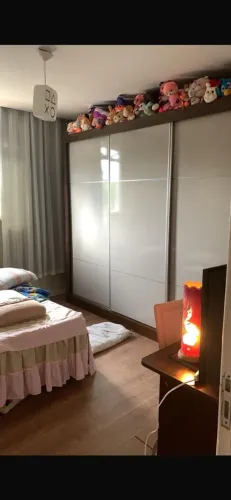 Guarda roupa com espelho