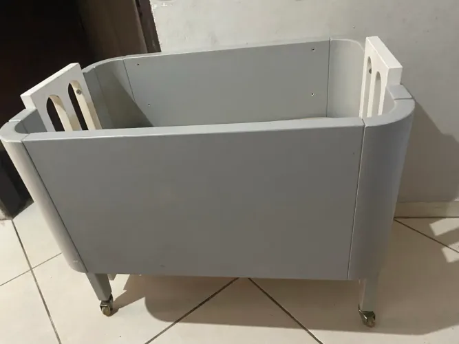Vendo Mini berço de rodinhas ,muito prático ,ótimo pra ficar ao lado da cama