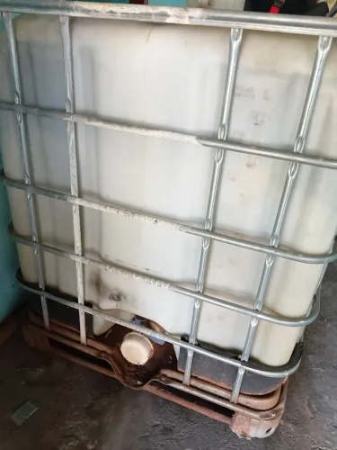 Tanque 1000 litros com gradil 