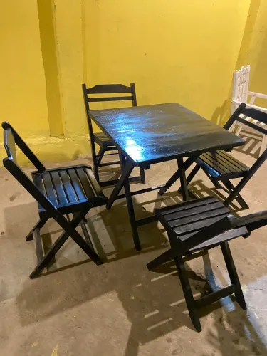 Mesa de madeira com cadeiras