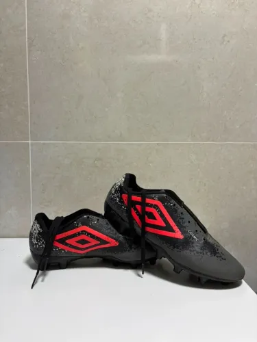 chuteira umbro preta tamanho 38
