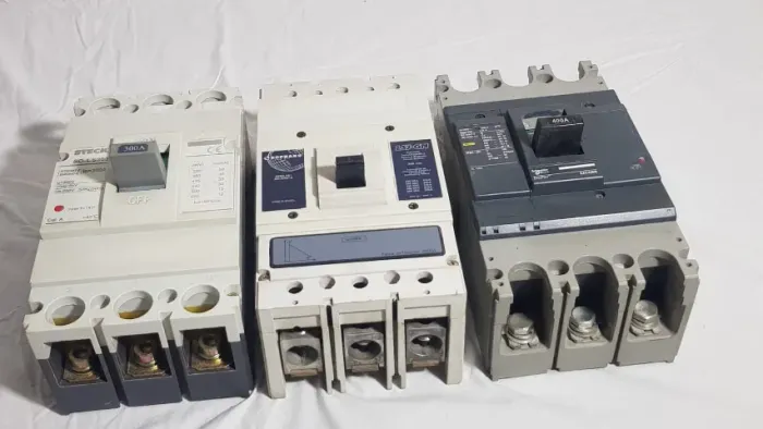 disjuntores trifasico 300A e 400A