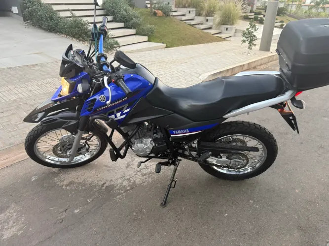 Moto muito nova, toda revisada e com os pneus novos.