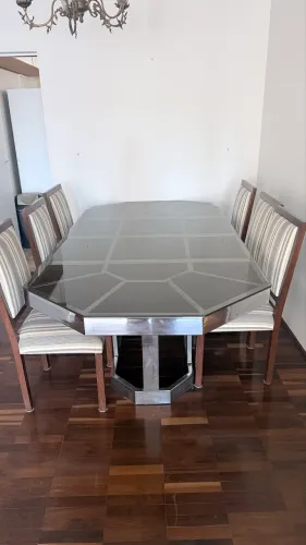 MESA DE JANTAR COM PES EM INOX E TAMPO DE VIDRO COM 6 CADEIRAS