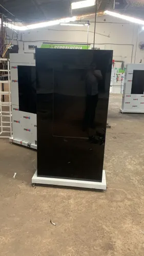 Totem publicitário dupla face com 2 telas 40 polegadas