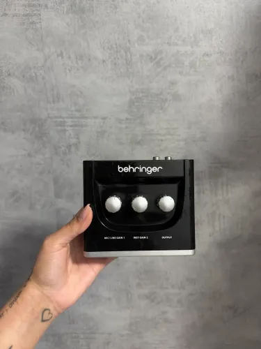 Interface de Áudio Behringer U-PHORIA UM2 - Funcionando