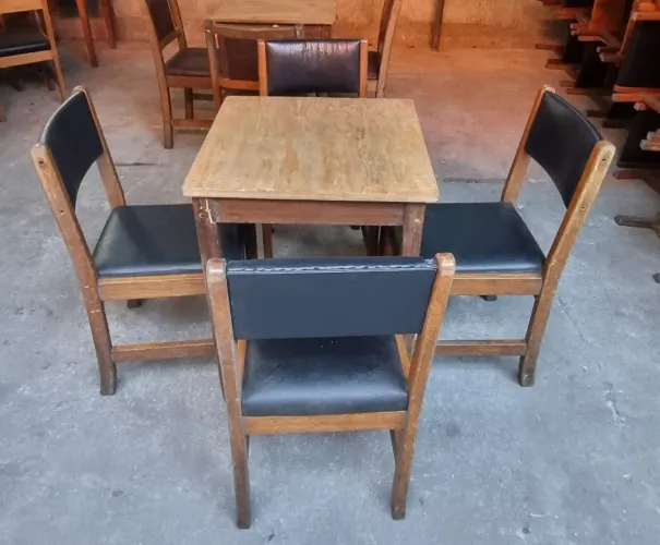 Mesa de madeira com 4 cadeiras